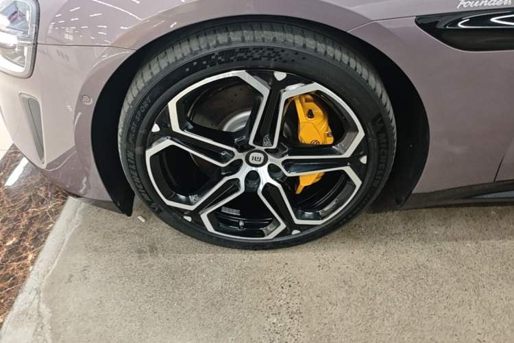 Used Xiaomi Auto SU7 2024 Four-Wheel Drive Ultra-Long Range Advanced Intelligent Driving Max Edition Left Front Wheel Hub