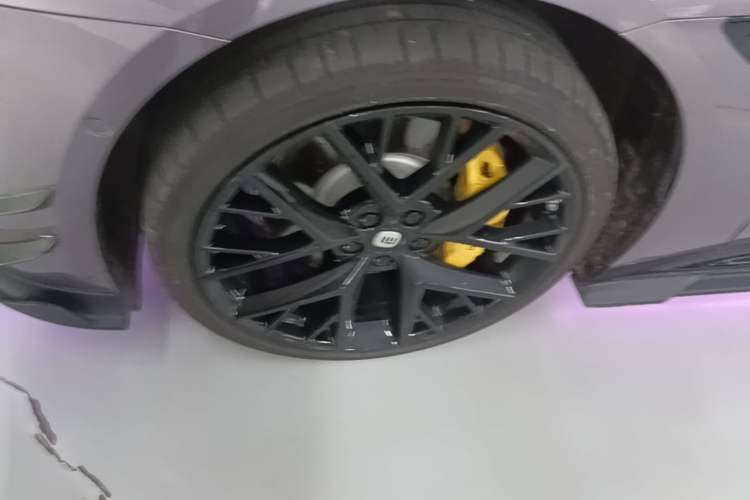 Used Xiaomi Auto SU7 2024 Four-Wheel Drive Ultra-Long Range Advanced Intelligent Driving Max Edition Left Front Wheel Hub