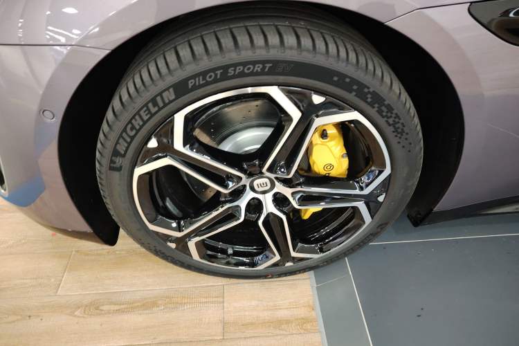 Used Xiaomi Auto SU7 2024 Rear-Drive Long-Range Intelligent Driving Version Left Front Wheel Hub