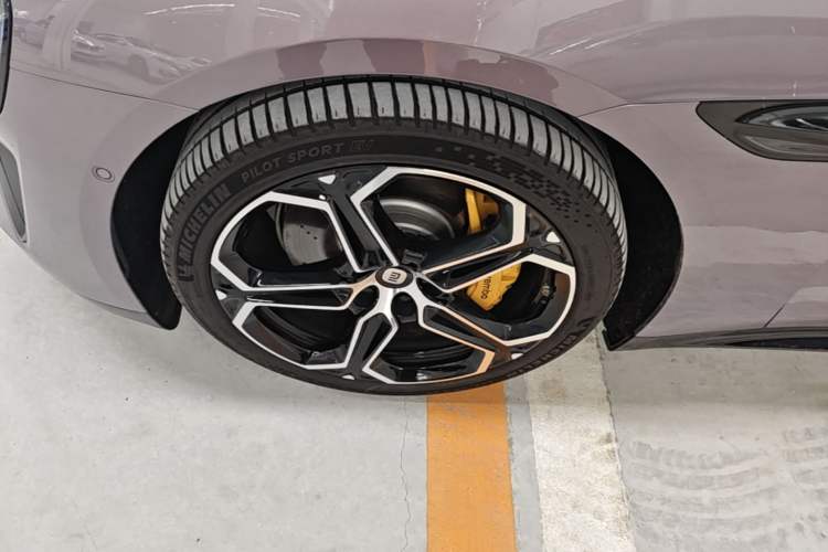 Used Xiaomi Auto SU7 2024 Rear-Drive Long-Range Intelligent Driving Version Left Front Wheel Hub