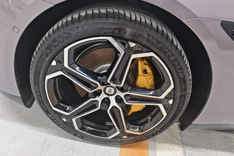 Used Xiaomi Auto SU7 2024 Rear-Drive Long-Range Intelligent Driving Version Left Front Wheel Hub