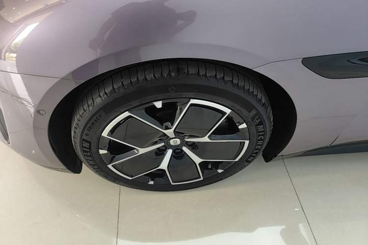 Used Xiaomi Auto SU7 2024 Rear-Drive Long-Range Intelligent Driving Version Left Front Wheel Hub