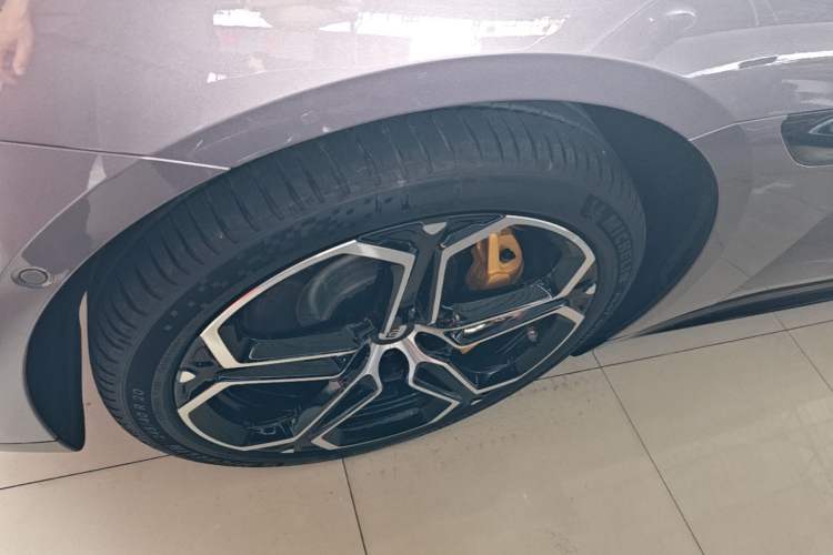 Used Xiaomi Auto SU7 2024 Rear-Drive Long-Range Intelligent Driving Version Left Front Wheel Hub