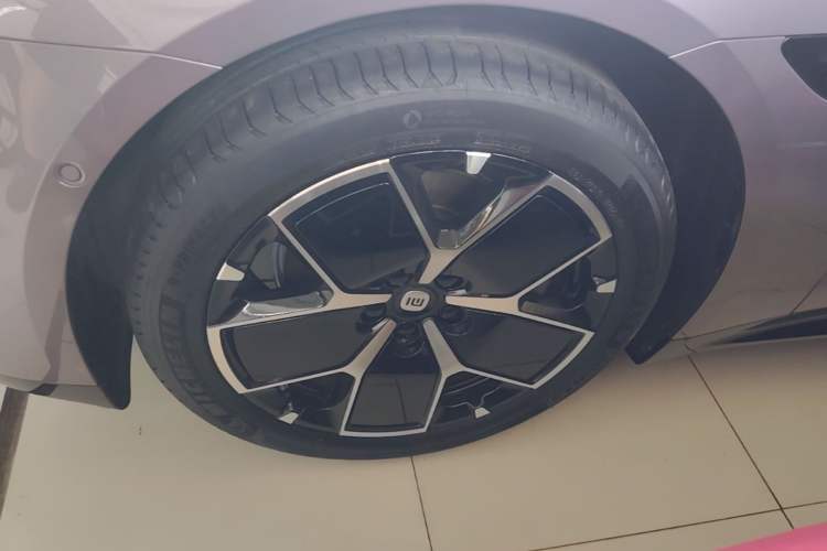 Used Xiaomi Auto SU7 2024 Rear-Drive Ultra-Long Range Advanced Pro-Level Intelligent Driving Version Left Front Wheel Hub