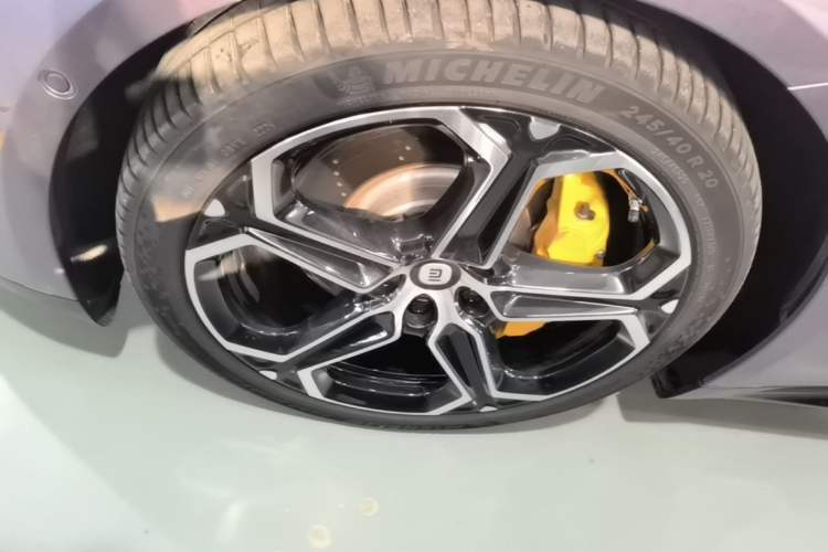 Used Xiaomi Auto SU7 2024 Four-Wheel Drive Ultra-Long Range Advanced Intelligent Driving Max Edition Left Front Wheel Hub
