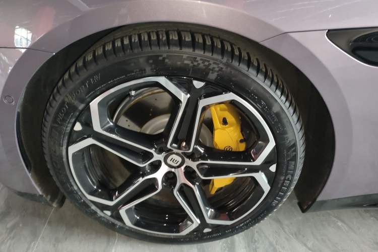 Used Xiaomi Auto SU7 2024 Four-Wheel Drive Ultra-Long Range Advanced Intelligent Driving Max Edition Left Front Wheel Hub