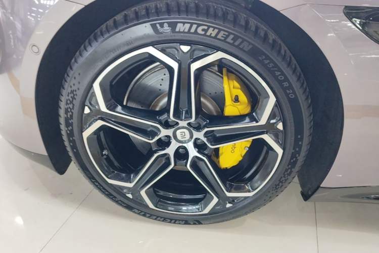 Used Xiaomi Auto SU7 2024 Four-Wheel Drive Ultra-Long Range Advanced Intelligent Driving Max Edition Left Front Wheel Hub
