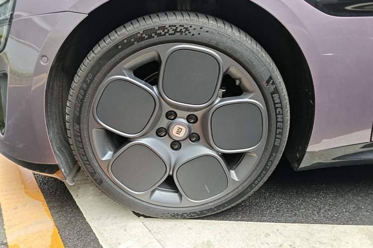 Used Xiaomi Auto SU7 2024 Rear-Drive Ultra-Long Range Advanced Pro-Level Intelligent Driving Version Left Front Wheel Hub