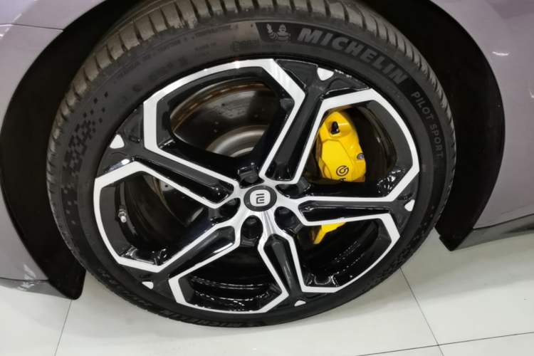 Used Xiaomi Auto SU7 2024 Four-Wheel Drive Ultra-Long Range Advanced Intelligent Driving Max Edition Left Front Wheel Hub