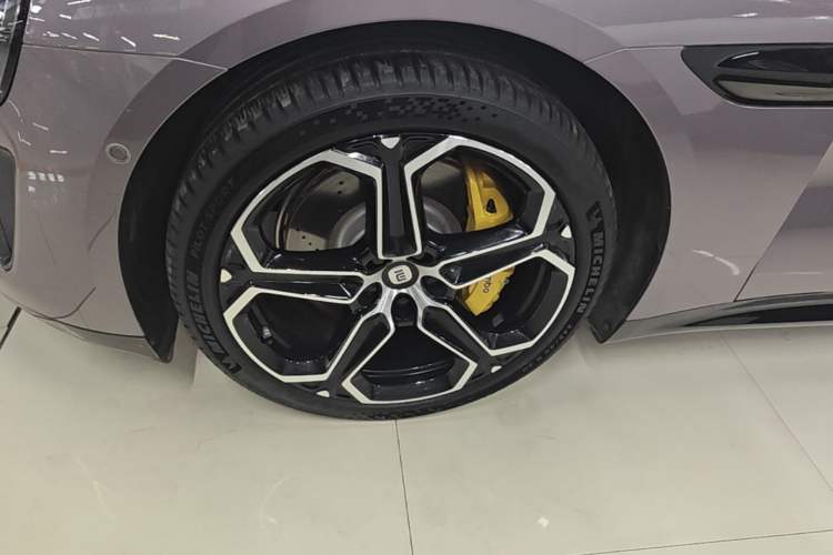 Used Xiaomi Auto SU7 2024 Rear-Drive Long-Range Intelligent Driving Version Left Front Wheel Hub