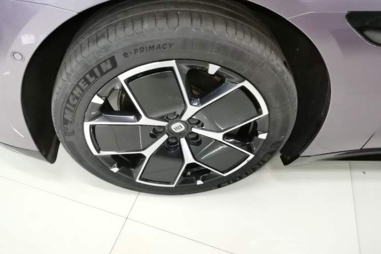 Used Xiaomi Auto SU7 2024 Rear-Drive Long-Range Intelligent Driving Version Left Front Wheel Hub