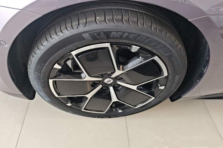 Used Xiaomi Auto SU7 2024 Rear-Drive Ultra-Long Range Advanced Pro-Level Intelligent Driving Version Left Front Wheel Hub