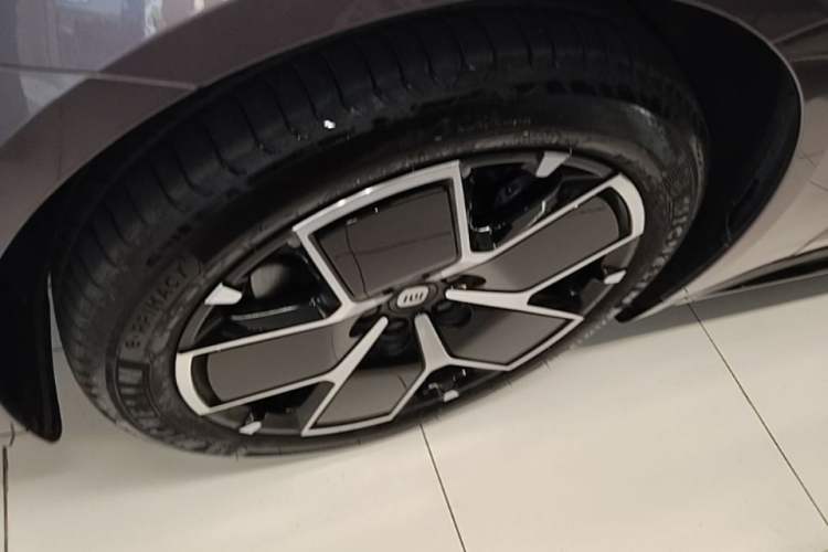 Used Xiaomi Auto SU7 2024 Rear-Drive Long-Range Intelligent Driving Version Left Front Wheel Hub