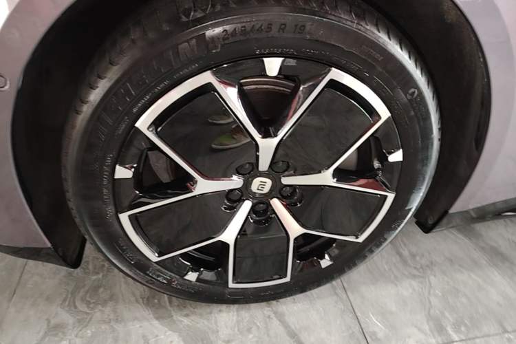 Used Xiaomi Auto SU7 2024 Rear-Drive Long-Range Intelligent Driving Version Left Front Wheel Hub