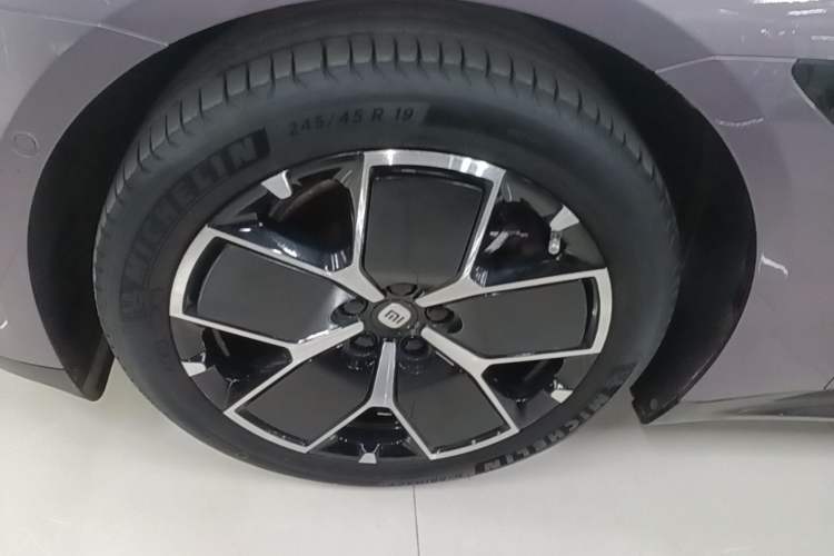 Used Xiaomi Auto SU7 2024 Rear-Drive Ultra-Long Range Advanced Pro-Level Intelligent Driving Version Left Front Wheel Hub