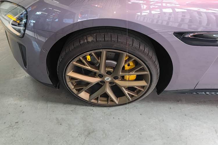 Used Xiaomi Auto SU7 2024 Four-Wheel Drive Ultra-Long Range Advanced Intelligent Driving Max Edition Left Front Wheel Hub