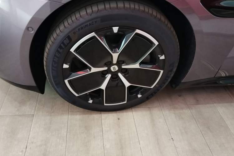 Used Xiaomi Auto SU7 2024 Rear-Drive Long-Range Intelligent Driving Version Left Front Wheel Hub