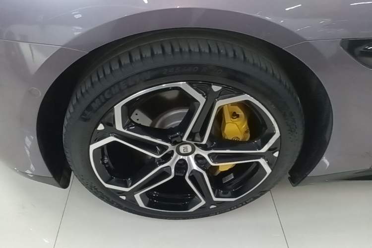 Used Xiaomi Auto SU7 2024 Rear-Drive Ultra-Long Range Advanced Pro-Level Intelligent Driving Version Left Front Wheel Hub
