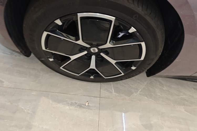Used Xiaomi Auto SU7 2024 Rear-Drive Long-Range Intelligent Driving Version Left Front Wheel Hub