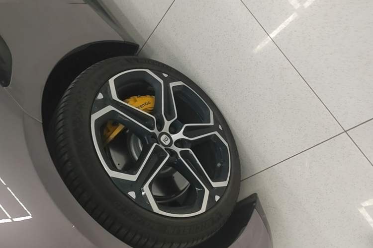 Used Xiaomi Auto SU7 2024 Four-Wheel Drive Ultra-Long Range Advanced Intelligent Driving Max Edition Left Front Wheel Hub