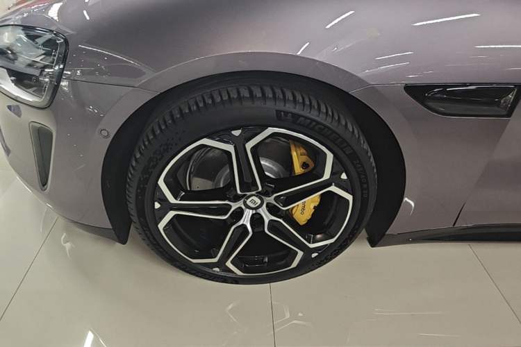 Used Xiaomi Auto SU7 2024 Rear-Drive Long-Range Intelligent Driving Version Left Front Wheel Hub