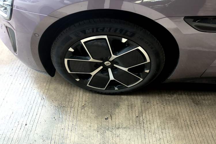 Used Xiaomi Auto SU7 2024 Rear-Drive Ultra-Long Range Advanced Pro-Level Intelligent Driving Version Left Front Wheel Hub