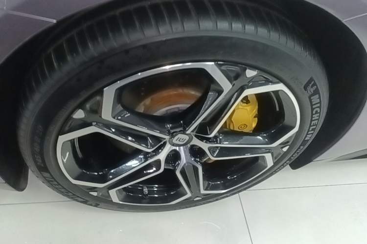 Used Xiaomi Auto SU7 2024 Rear-Drive Ultra-Long Range Advanced Pro-Level Intelligent Driving Version Left Front Wheel Hub