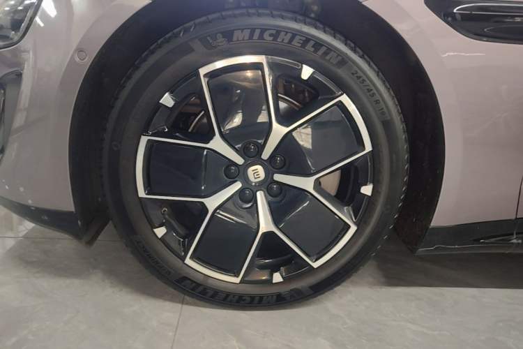 Used Xiaomi Auto SU7 2024 Rear-Drive Long-Range Intelligent Driving Version Left Front Wheel Hub