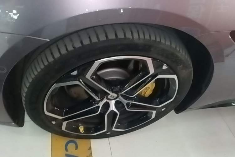 Used Xiaomi Auto SU7 2024 Four-Wheel Drive Ultra-Long Range Advanced Intelligent Driving Max Edition Left Front Wheel Hub