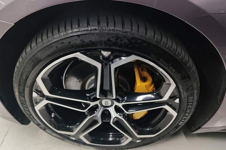 Used Xiaomi Auto SU7 2024 Four-Wheel Drive Ultra-Long Range Advanced Intelligent Driving Max Edition Left Front Wheel Hub