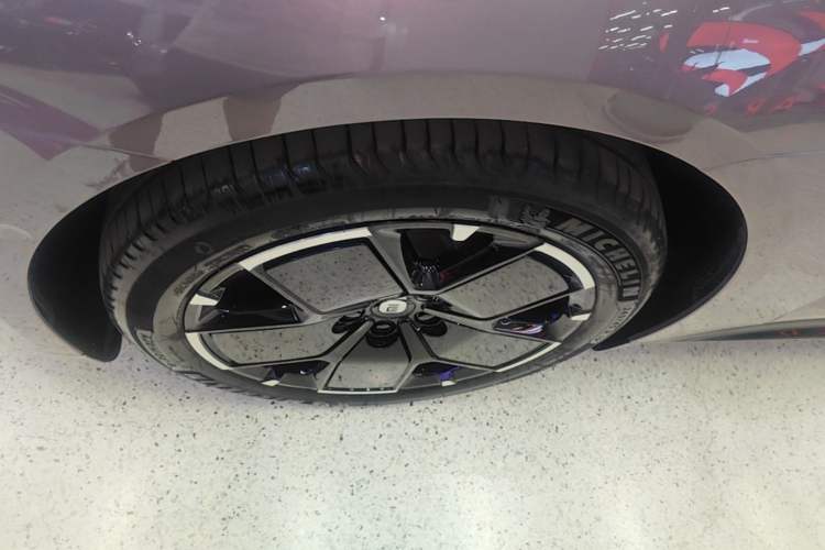 Used Xiaomi Auto SU7 2024 Rear-Drive Ultra-Long Range Advanced Pro-Level Intelligent Driving Version Left Front Wheel Hub