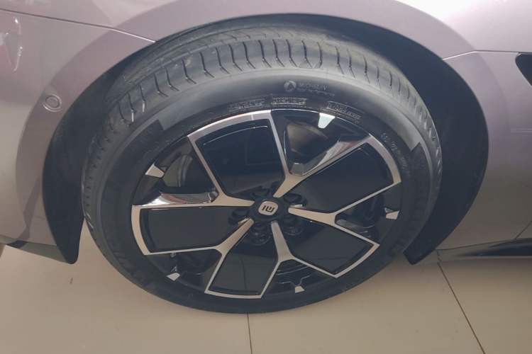 Used Xiaomi Auto SU7 2024 Rear-Drive Ultra-Long Range Advanced Pro-Level Intelligent Driving Version Left Front Wheel Hub