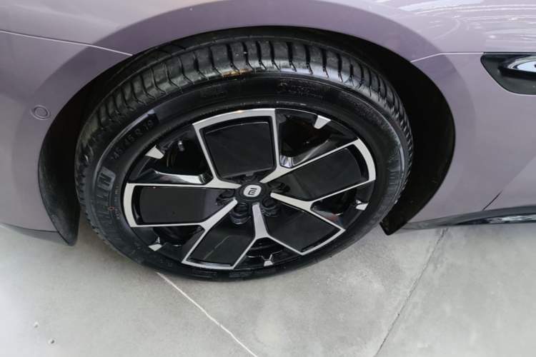 Used Xiaomi Auto SU7 2024 Rear-Drive Ultra-Long Range Advanced Pro-Level Intelligent Driving Version Left Front Wheel Hub