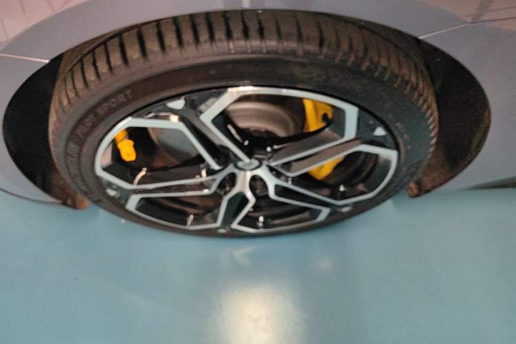 Used Xiaomi Auto SU7 2024 Rear-Drive Ultra-Long Range Advanced Pro-Level Intelligent Driving Version Left Front Wheel Hub