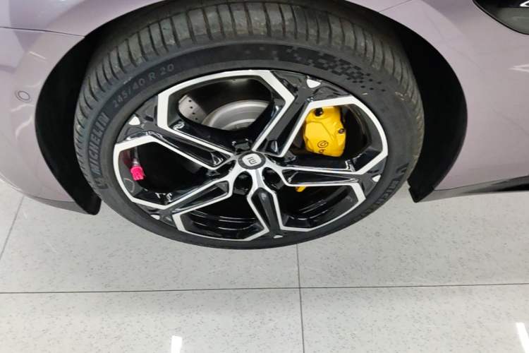 Used Xiaomi Auto SU7 2024 Rear-Drive Ultra-Long Range Advanced Pro-Level Intelligent Driving Version Left Front Wheel Hub