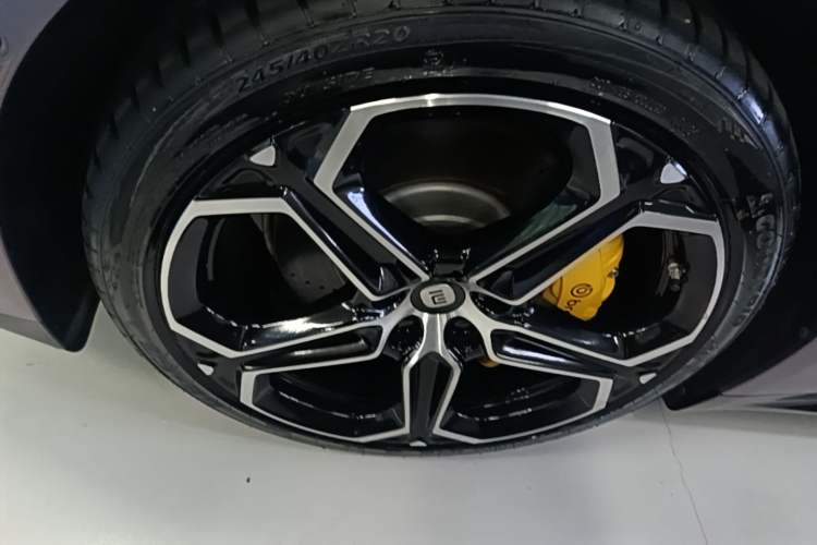 Used Xiaomi Auto SU7 2024 Rear-Drive Long-Range Intelligent Driving Version Left Front Wheel Hub