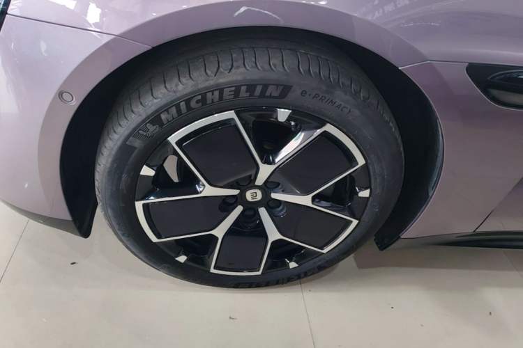 Used Xiaomi Auto SU7 2024 Rear-Drive Long-Range Intelligent Driving Version Left Front Wheel Hub