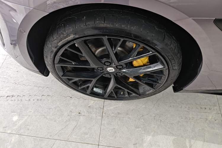 Used Xiaomi Auto SU7 2024 Four-Wheel Drive Ultra-Long Range Advanced Intelligent Driving Max Edition Left Front Wheel Hub