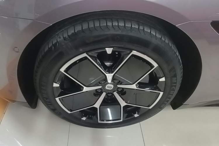 Used Xiaomi Auto SU7 2024 Rear-Drive Long-Range Intelligent Driving Version Left Front Wheel Hub