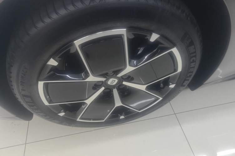 Used Xiaomi Auto SU7 2024 Rear-Drive Ultra-Long Range Advanced Pro-Level Intelligent Driving Version Left Front Wheel Hub