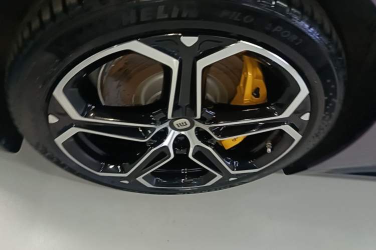Used Xiaomi Auto SU7 2024 Four-Wheel Drive Ultra-Long Range Advanced Intelligent Driving Max Edition Left Front Wheel Hub