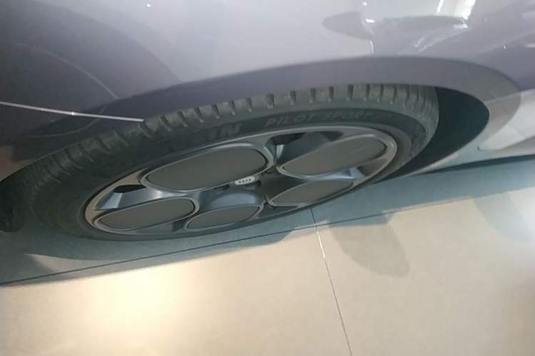 Used Xiaomi Auto SU7 2024 Four-Wheel Drive Ultra-Long Range Advanced Intelligent Driving Max Edition Left Front Wheel Hub