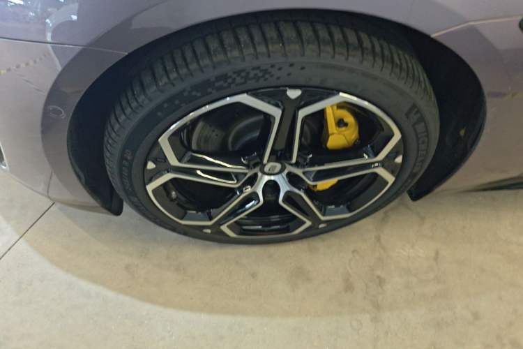 Used Xiaomi Auto SU7 2024 Rear-Drive Ultra-Long Range Advanced Pro-Level Intelligent Driving Version Left Front Wheel Hub