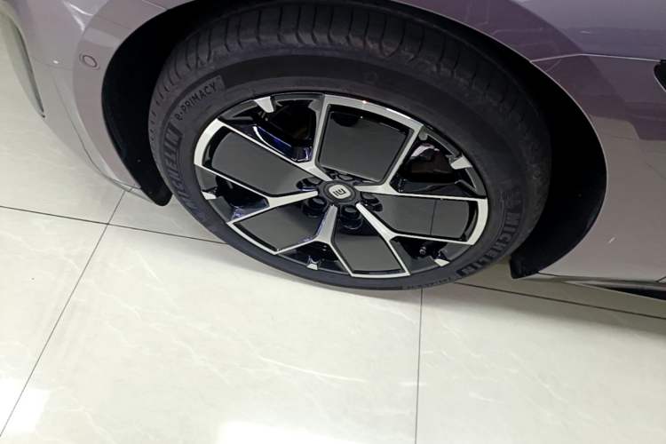 Used Xiaomi Auto SU7 2024 Rear-Drive Ultra-Long Range Advanced Pro-Level Intelligent Driving Version Left Front Wheel Hub