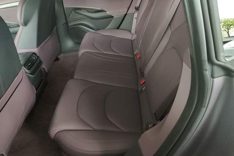 Used Xiaomi Auto SU7 2024 Rear-Drive Ultra-Long Range Advanced Pro-Level Intelligent Driving Version Left Rear Seat