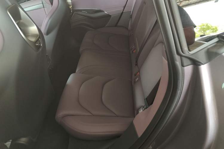 Used Xiaomi Auto SU7 2024 Rear-Drive Ultra-Long Range Advanced Pro-Level Intelligent Driving Version Left Rear Seat