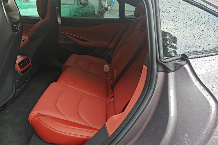 Used Xiaomi Auto SU7 2024 Rear-Drive Ultra-Long Range Advanced Pro-Level Intelligent Driving Version Left Rear Seat