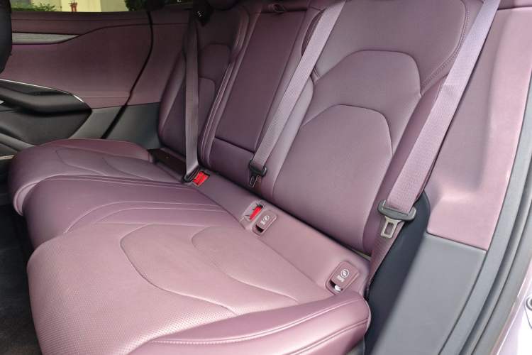 Used Xiaomi Auto SU7 2024 Four-Wheel Drive Ultra-Long Range Advanced Intelligent Driving Max Edition Left Rear Seat