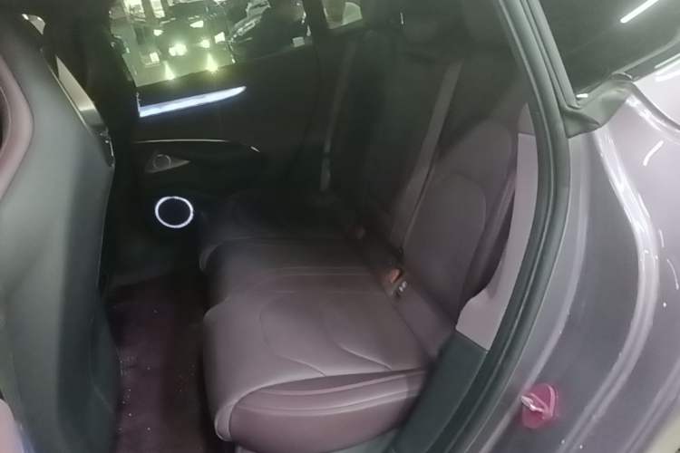 Used Xiaomi Auto SU7 2024 Four-Wheel Drive Ultra-Long Range Advanced Intelligent Driving Max Edition Left Rear Seat