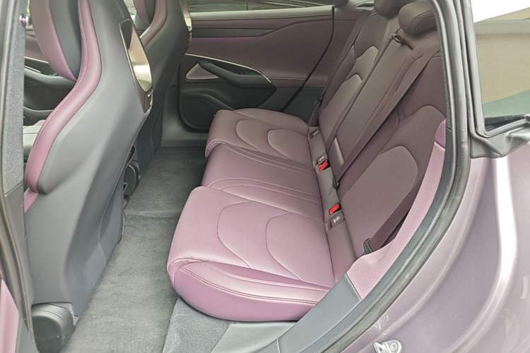 Used Xiaomi Auto SU7 2024 Rear-Drive Ultra-Long Range Advanced Pro-Level Intelligent Driving Version Left Rear Seat